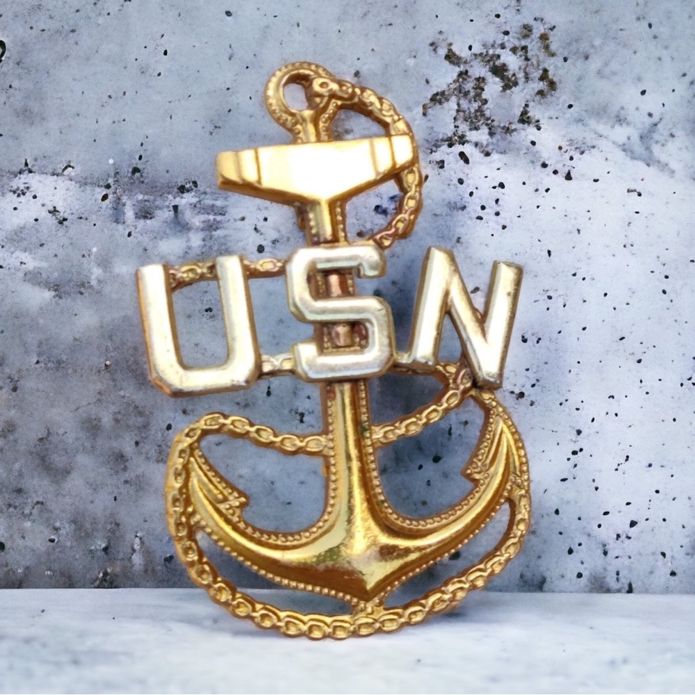 ⚓ Vintage sterling USN anchor brooch